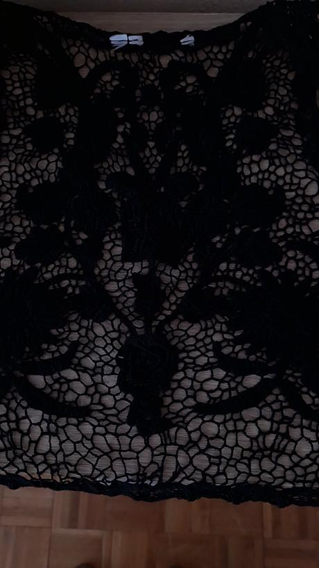 Čierna dierkovaná háčkovaná vestička - bolero, s