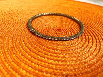 Štrasový náramok,