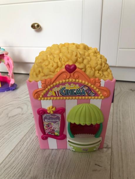 Kino a cukráreň mlp,