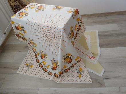 Veľkonočný obrus-kuriatka-140 x 131 cm,, 