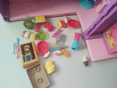 Domček barbie s doplnkami autom a konikmi,