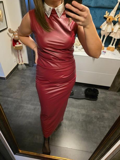 Brutálne šaty burgundy,