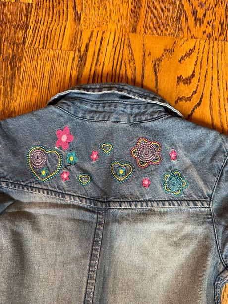 Šaty s výšivkou na vrecku a na chrbte, 122