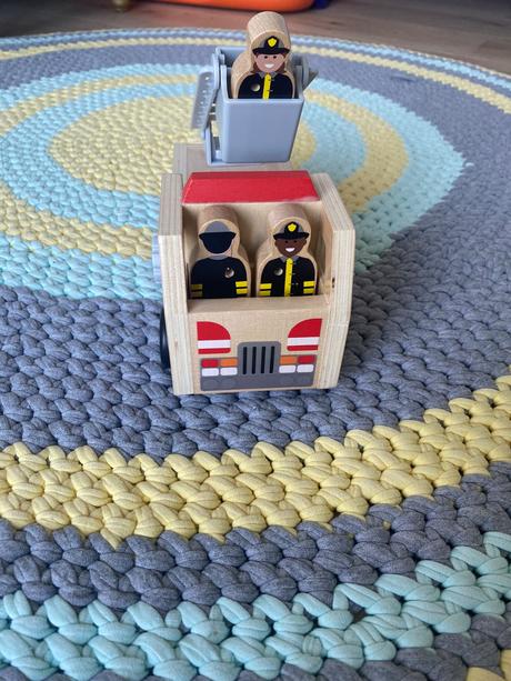 Drevene poziarnicke auto melissa & doug, 