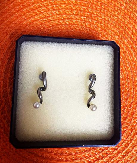 Náušnice s perličkou, 