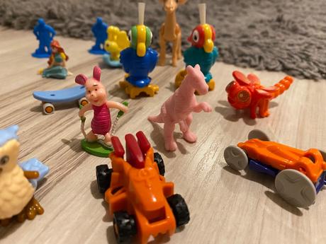 Mini hračky kinder vajce 17 kusov,