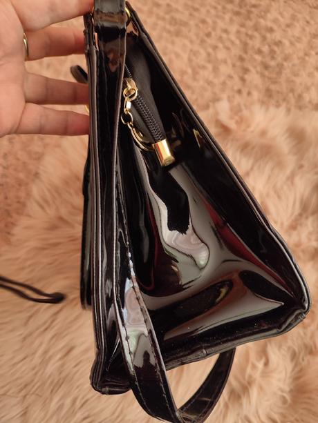 Luxusná lesklá kabelka stredne veľká,