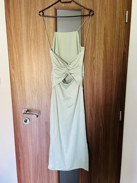 Krásne tvarujúce šaty, m