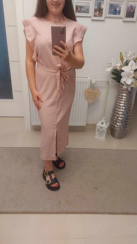 Pohodlné letné šatky s jemnými prúžkami, s