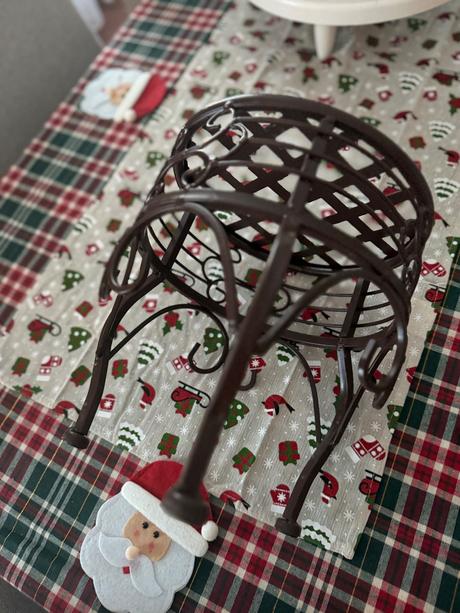 Kovový stojan na kvety alebo stolček víntage, 