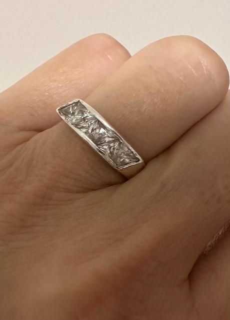 Strieborný prsteň s bielymi kamienkami, 