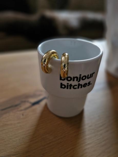 Výrazné dámske náušnice,