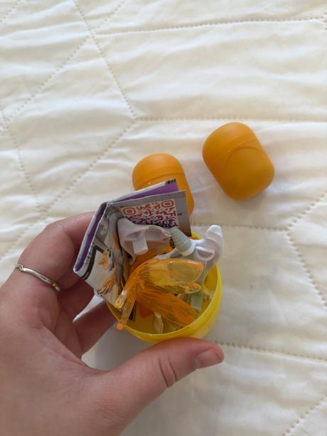 Kinder maxi jednorožec + 2 klasické hračky,