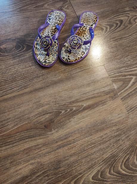 Predám sandále s ozdobou, 36