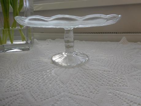 Podnos tortový livované sklo na nožičke,, 