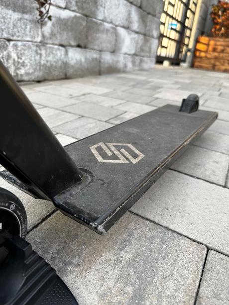 Kolobežka freestyle striker gravis l black, 