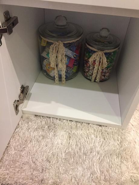 Stolíky biele v lesku,