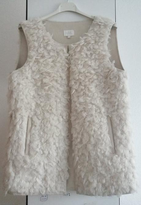 Pekná zaujímavá vesta, s