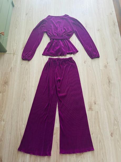 Nádherný plisovaný komplet značky greenapple, 