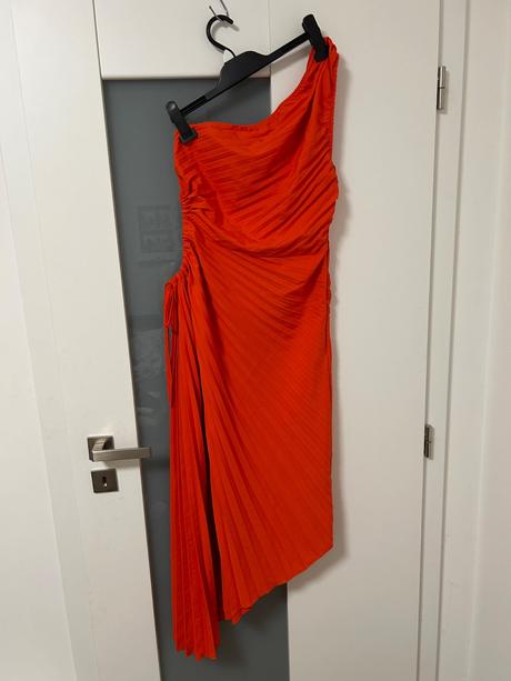 Plisované oranžové šaty, m