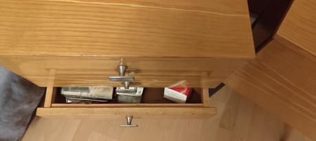 Retro kozmeticky a nočný stolík, 