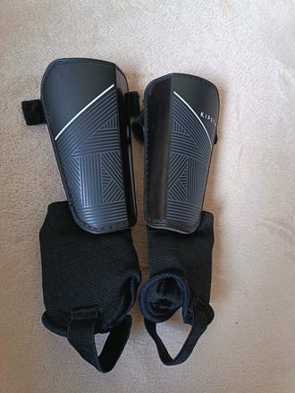 Kipsta chrániče futbal vek cca 5-6rokov, 