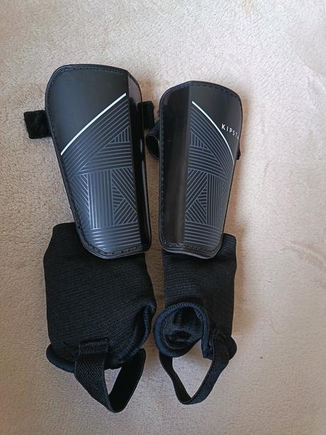 Kipsta chrániče futbal vek cca 5-6rokov, 