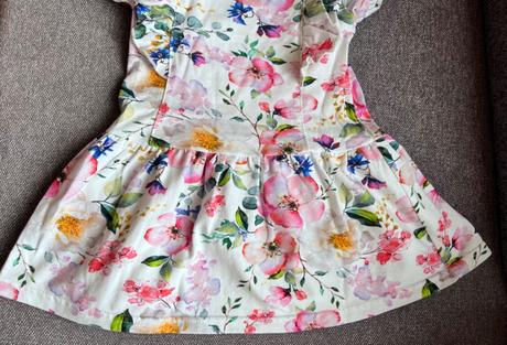 Prenadherne saty s volanikmi, 86