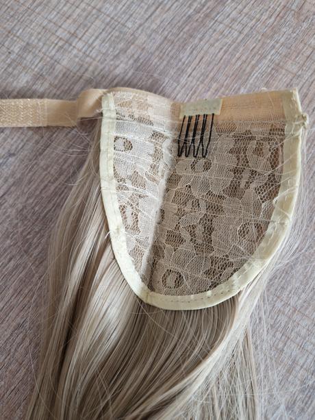 Zvlnený blond cop, príčesok, 65 cm,