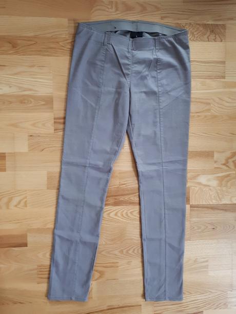 Sivé nohavice, takko,l