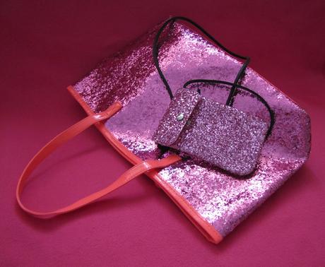 Dve trblietavé tašky, 