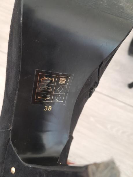 Čierne kotničky, 38