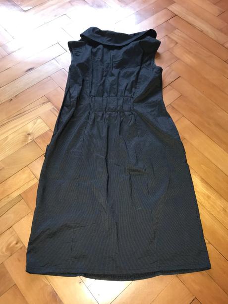 Čierne páskované šaty, s