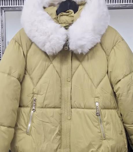 Dámska zimná bunda s bielou kožušinou, 