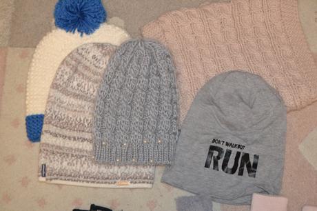 Čiapky, nákrčník a rukavice 8ks, 