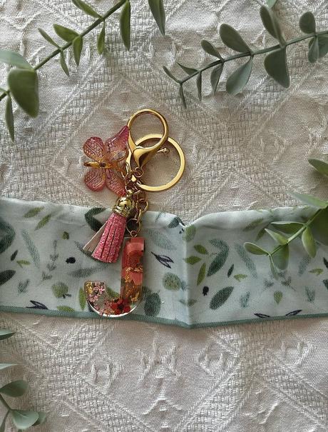 Ručne vyrobené živicové kľúčenky, 