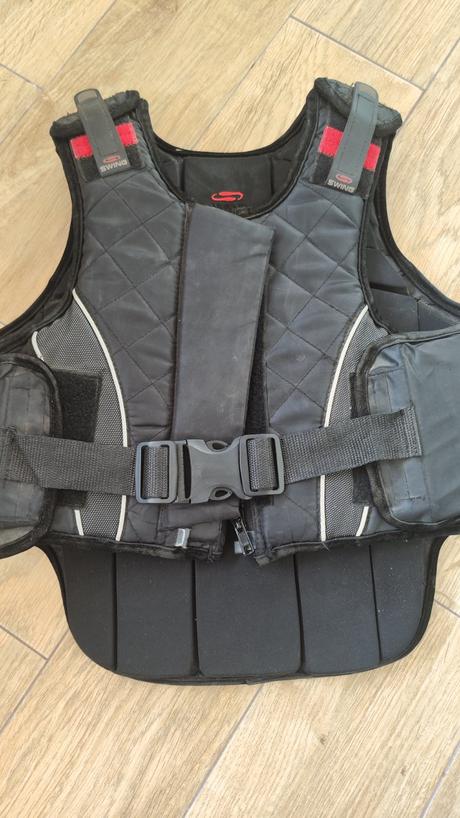 Jazdecka vesta, equi-théme