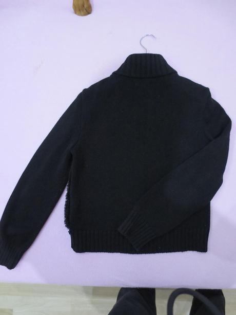 Svetrik sportovy s ciernou kozusinkou v predu, s