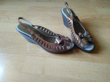 Zaujímavé nenosené sandálky, 37