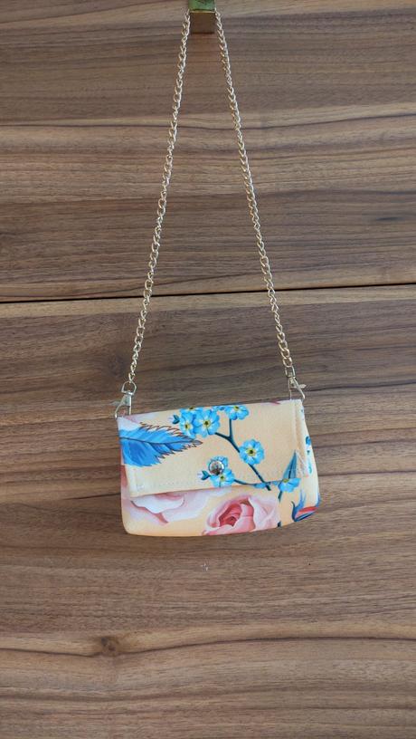 Šaty s kvietkami, 104