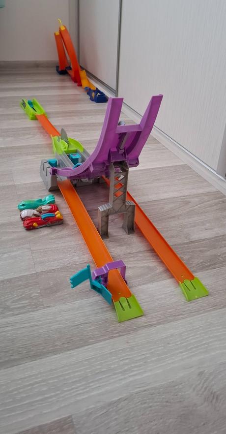 Hot wheels split speeders dráha s pílou,