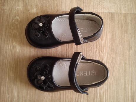 Čierne sandálky, 21