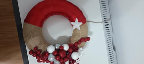 Vianočný veniec s trblietavými doplnkami,