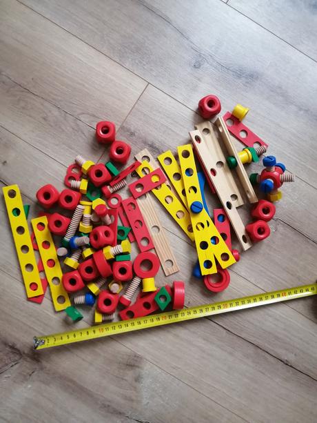 Drevená skladačka aj s náradím,