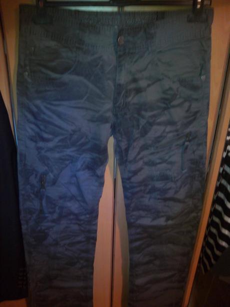 Tenké nohavice s maskačovým vzorom, 152