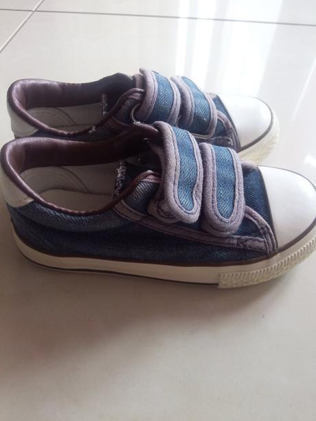 Veľmi pekne tenisky, 25