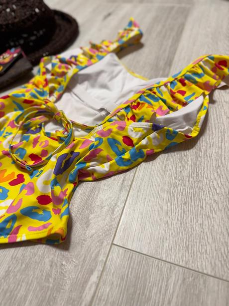 Plavky s volánikmi, l