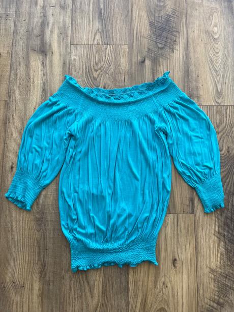 Top s odhalenými ramenami, s