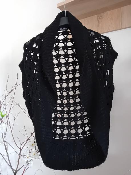 Čierna hačkovana vesta, s