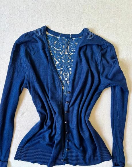 Sveter s čipkou na chrbte, s